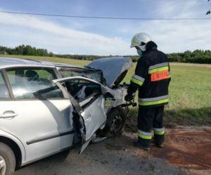 GROŹNY WYPADEK w miejscowości Lutkowo. Kobieta uderzyła w drzewo, a następnie DACHOWAŁA