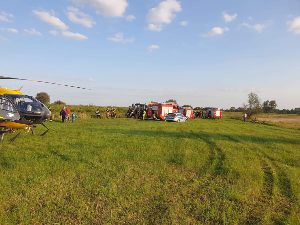 Troszyn Polski. Ciągnik przygniótł go w rowie pełnym wody! NIE ŻYJE 34-latek [ZDJĘCIA]