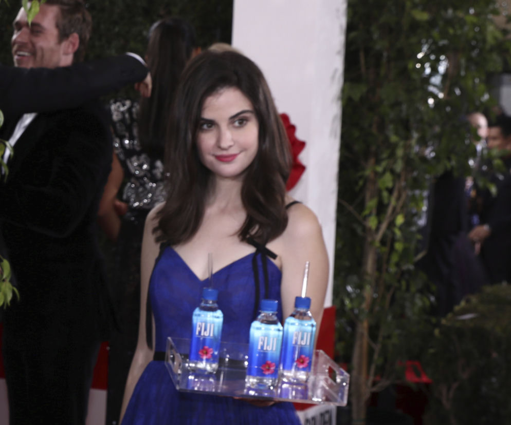  Wodzianka na Złotych Globach. Kim jest FIJI Water Girl?