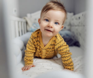 Ile czasu niemowlę powinno wytrzymać między drzemkami? Zobacz rozpiskę miesiąc po miesiącu 