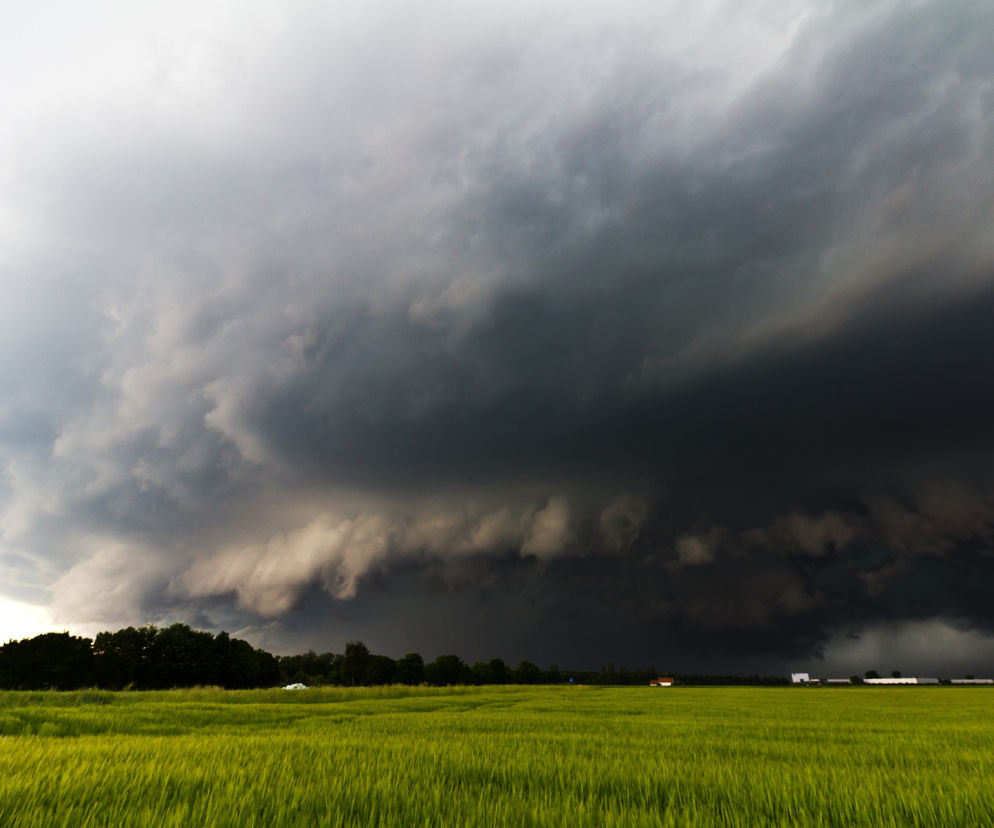 BURZE Z GRADEM nadciągają nad Radom i region. IMGW „Zagrożenie życia i zdrowia”