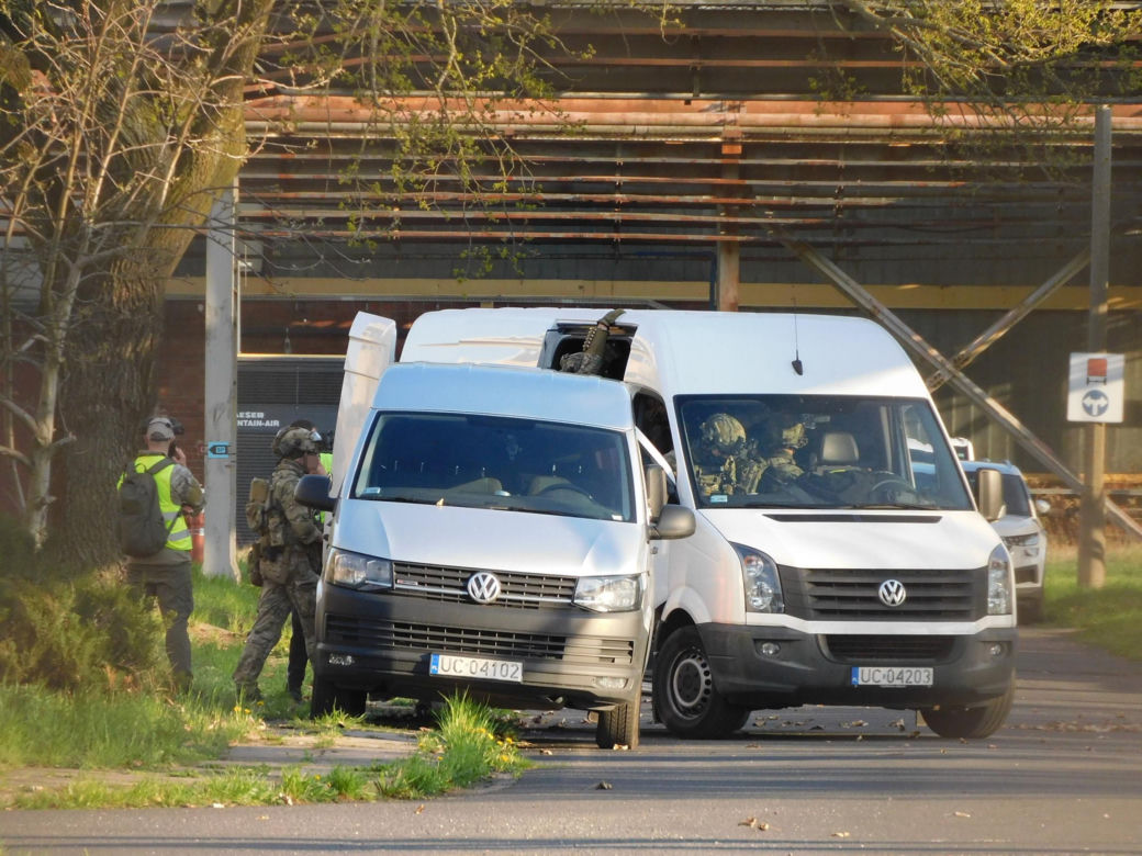 Strzały i wybuchy w Warszawie. Helikoptery nad miastem, na ulicach uzbrojone pojazdy! Co się dzieje? 	