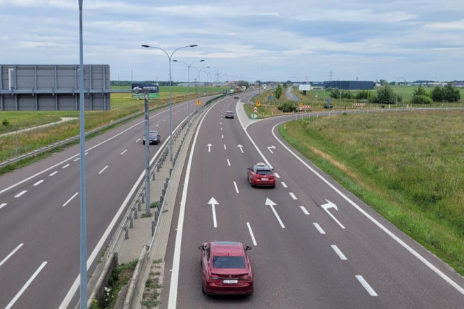 Obwodnica Garwolina w ciągu drogi ekspresowej S17, ukazana z góry, z widocznymi samochodami i barierami energochłonnymi oraz ekranami akustycznymi. Zdjęcie ilustruje temat prac drogowych i utrudnień, o których przeczytasz na naszym portalu.