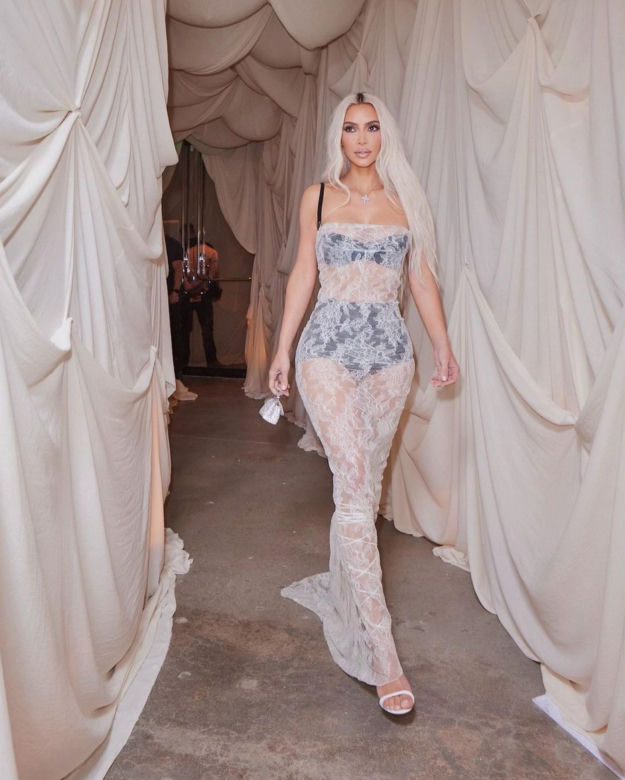  Pupa Kim Kardashian wróciła! Jest większa niż wcześniej? Gwiazda wypina śmiało ciało