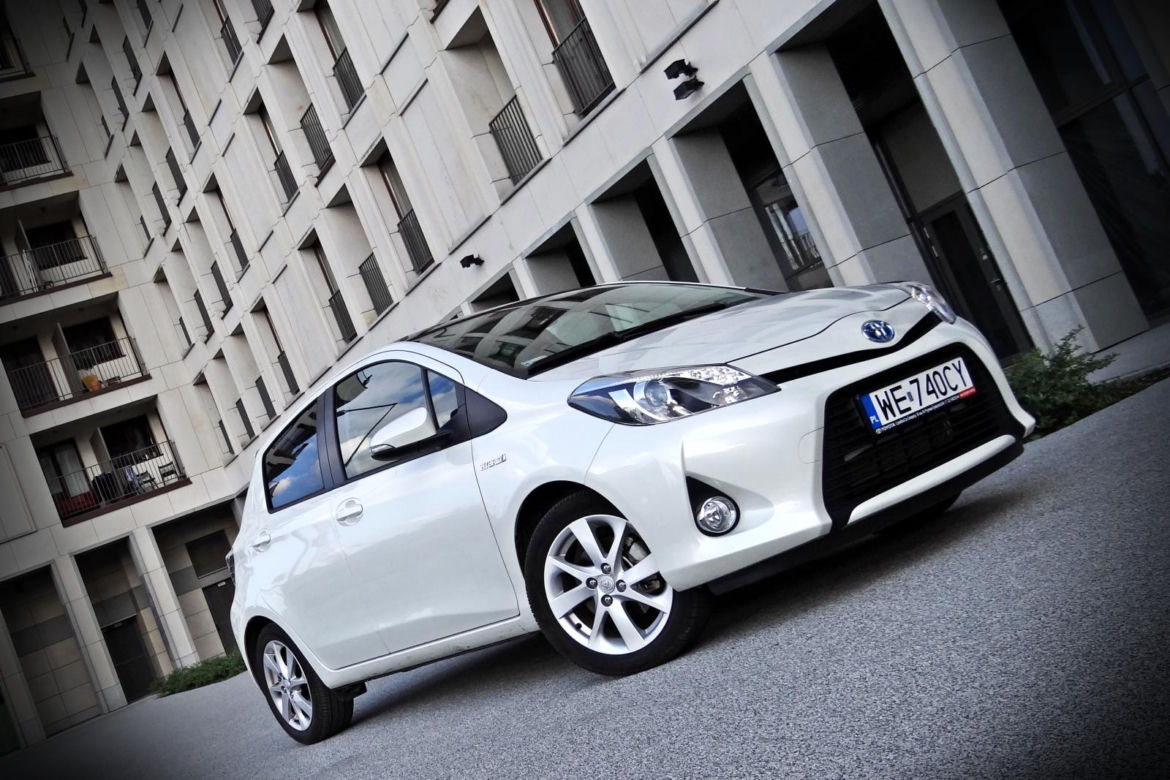 Toyota Yaris Hybrid 100