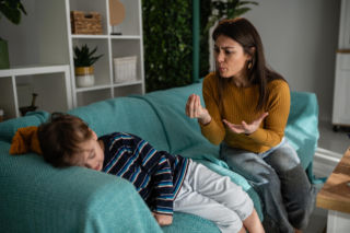 Krzyczysz na dziecko, a potem masz wyrzuty? Tak działa „stary alarm” w twoim ciele