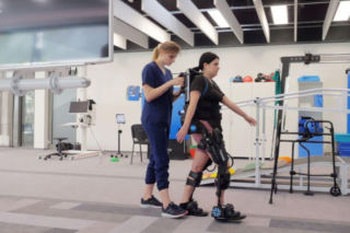 Ataksja Friedreicha zabiera mowę i sprawność. Joanna słyszała, że jest leniwa, dziś walczy o każdy krok