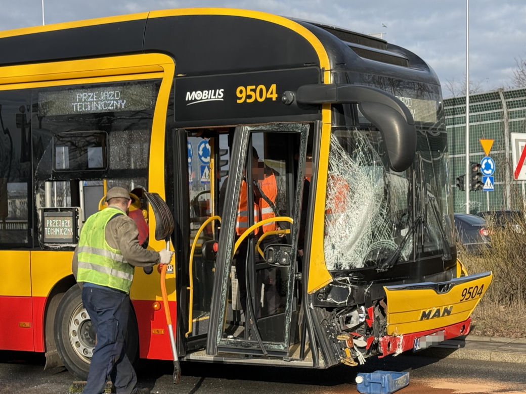 Zderzenie autobusu miejskiego