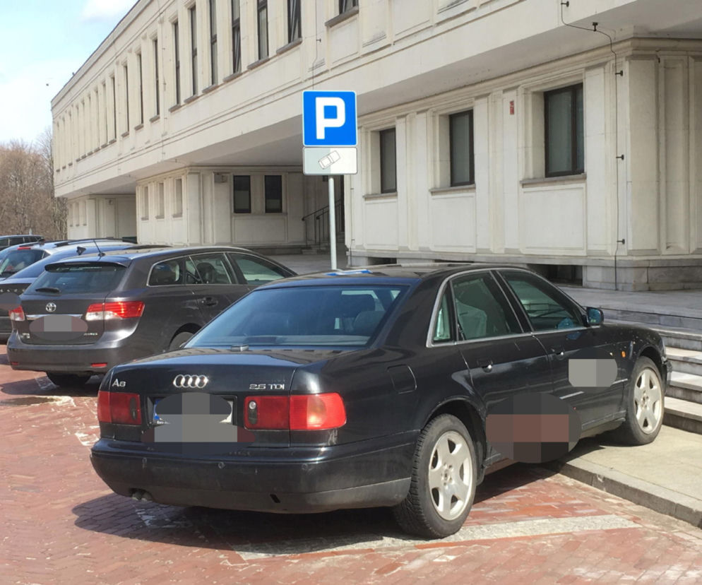 Głosują za wysokimi mandatami, sami łamią przepisy
