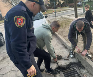 Kawka utknęła pod studzienką. Mieszkańcy i strażnicy ruszyli z pomocą