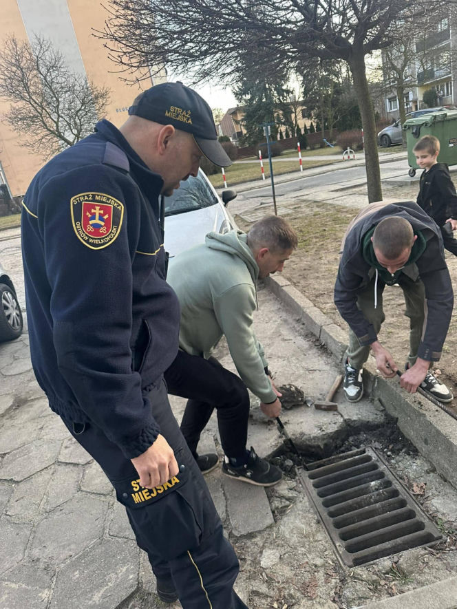 Kawka utknęła pod studzienką. Mieszkańcy i strażnicy ruszyli z pomocą