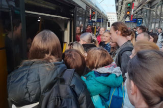 Dantejskie sceny w Kolejach Dolnośląskich. Nie wpuszczajcie już ludzi, tutaj są dzieci!