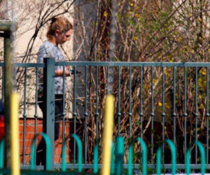 Babcia pracuje, dzieci spacerują