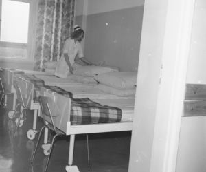 Pielęgniarka przy łóżku chorego - 1972 r.
