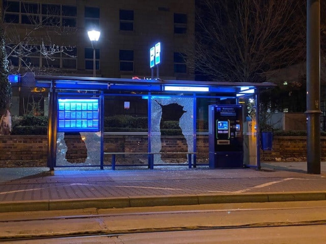 Demolka w centrum Krakowa. 20-letni wandal zniszczył wiaty przystankowe