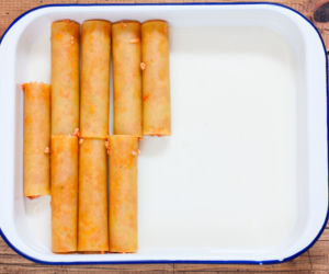 Cannelloni nadziewane mięsem zapieczone pod beszamelem: przepis krok po kroku