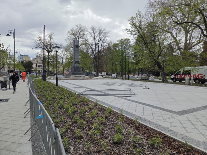 Nowe oblicze placu Wolności. Kwiaciarnie już zamontowane, koniec prac coraz bliżej