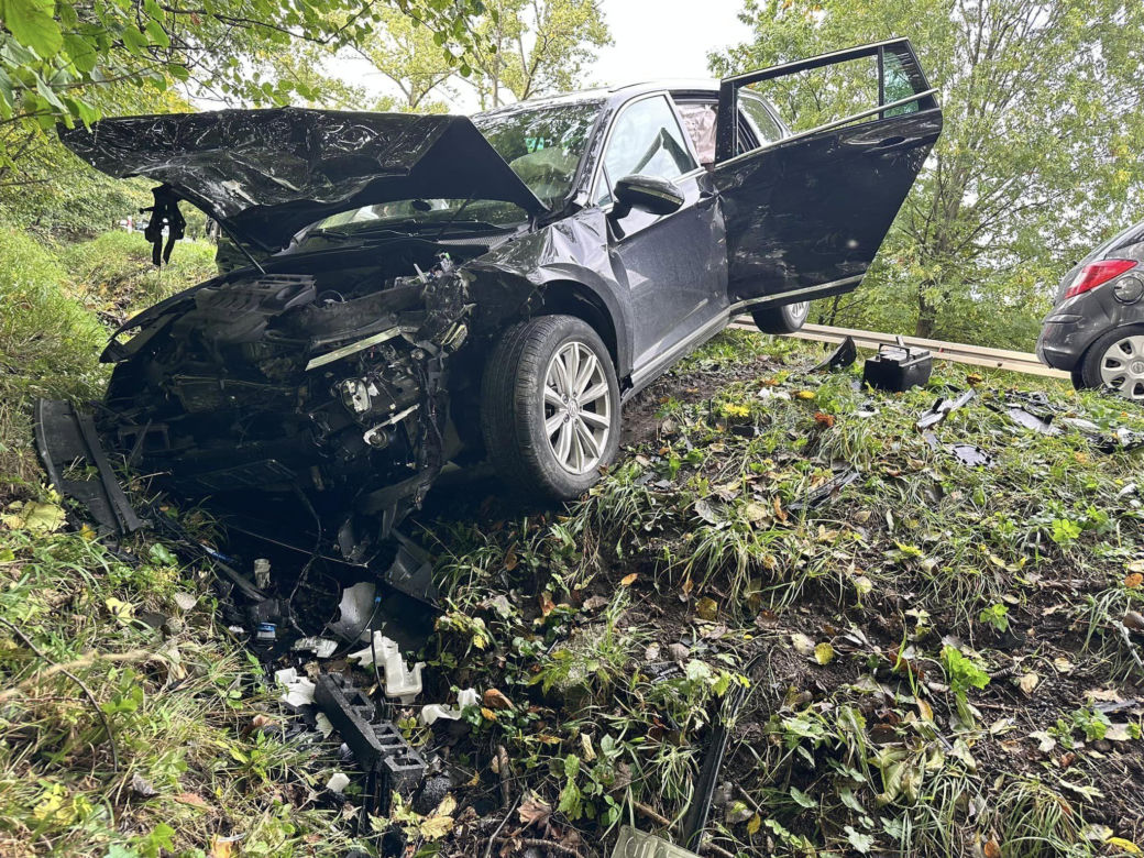 Silnik na środku drogi i dwa rozbite samochody. Cztery osoby ranne 