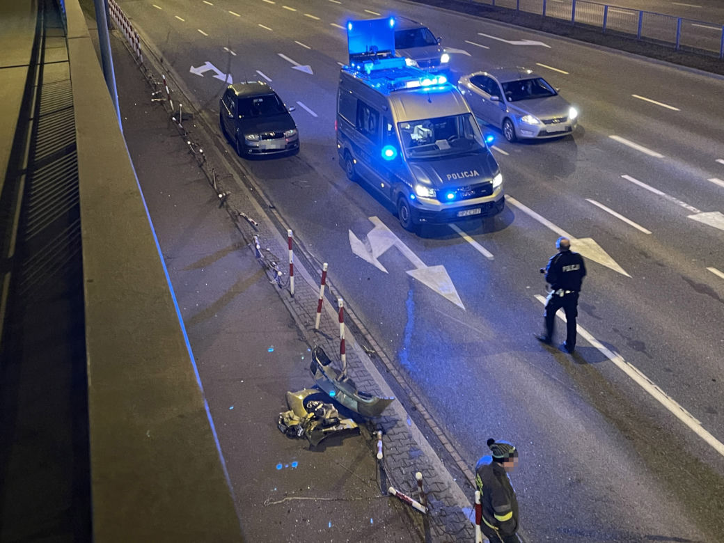 Nocna kraksa w Warszawie. Nissan zdemolował słupki