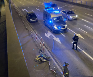 Nocna kraksa w Warszawie. Nissan zdemolował słupki