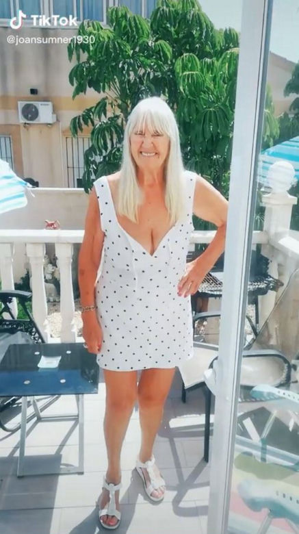 Ma 92 lata i chętnie pokazuje ciało.Joan Woodhouse uwielbia nosić bikini i krótkie sukienki