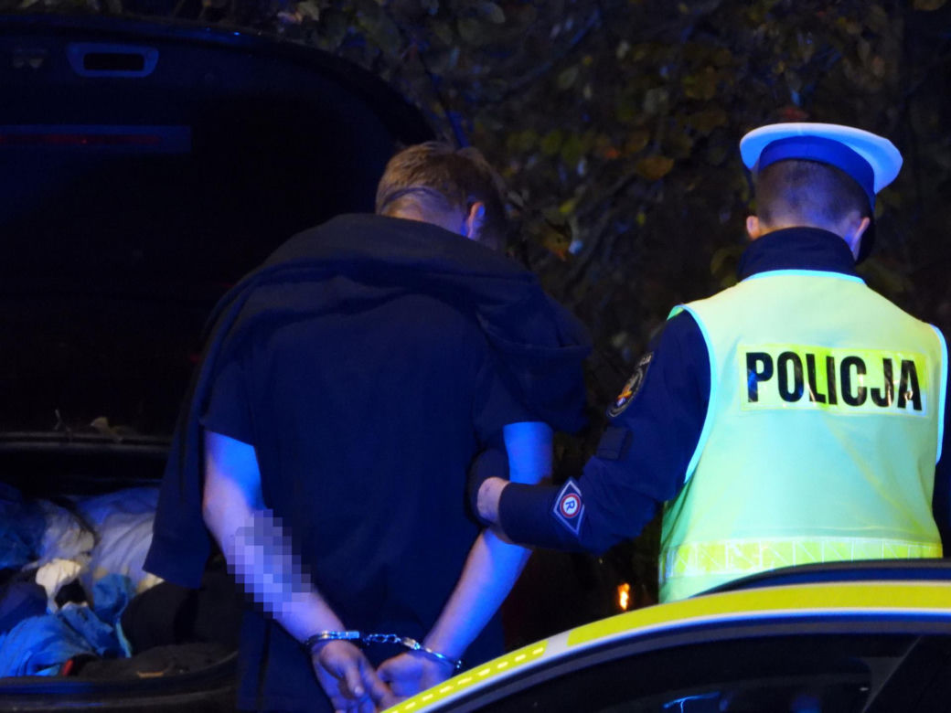 Kierowca Mercedesa pod wpływem wjechał w filar wiaduktu, odbił się i huknął w drzewo