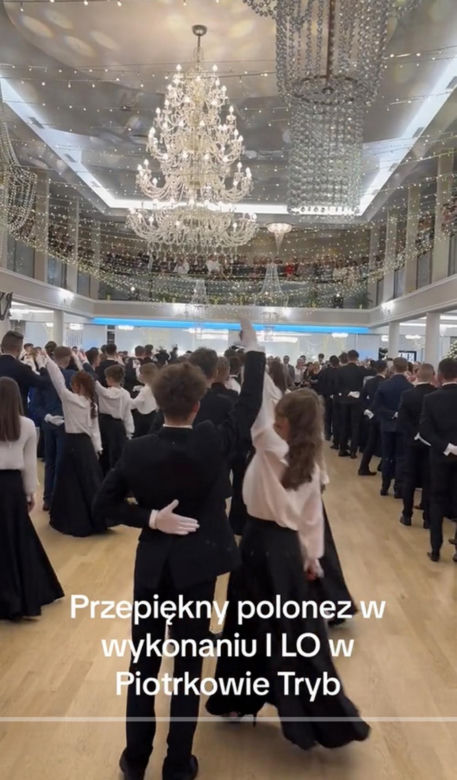 To nagranie ze studniówki zachwyca! Polonez  jak z innych czasów.  Białe bluzki, czarne spódnice