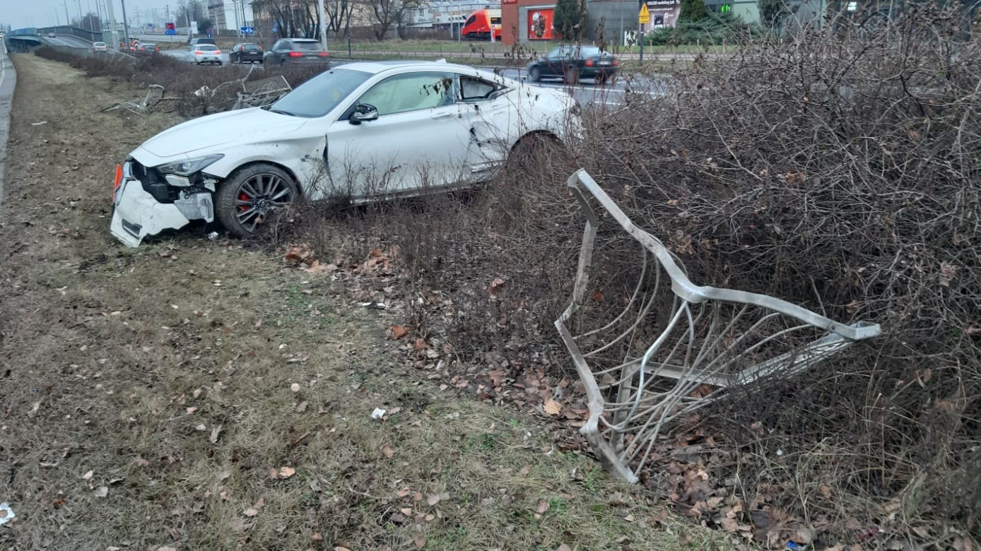 Rozbił sportowe auto i dał nogę. Policja szuka właściciela drogiego auta