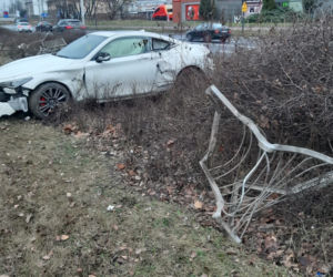 Rozbił sportowe auto i dał nogę. Policja szuka właściciela drogiego auta