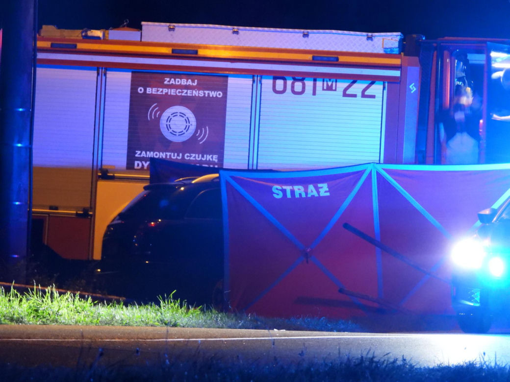 Kierowca uderzył w barierki, barierka przebiła auto i zabiła pasażera, kierowca uciekł pieszo