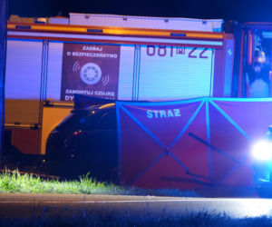Kierowca uderzył w barierki, barierka przebiła auto i zabiła pasażera, kierowca uciekł pieszo