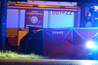 Kierowca uderzył w barierki, barierka przebiła auto i zabiła pasażera, kierowca uciekł pieszo