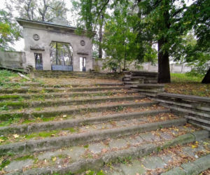 Schody prowadzące do zabytkowych cmentarzy w Kaliszu do remontu