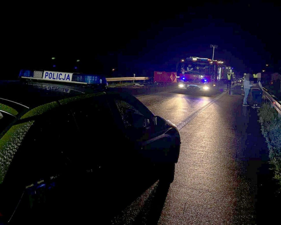Śmiertelny wypadek pod Kutnem. 28-latek z BMW zderzył się z dwoma pojazdami [ZDJĘCIA].