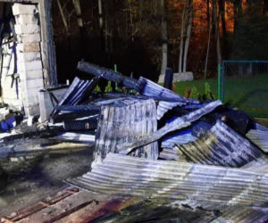 Grybów. Pożar garażu z samochodem w środku. Strażacy znaleźli jeszcze coś! 