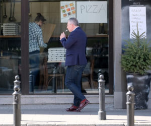 Posłowie mają w nosie zakazy
