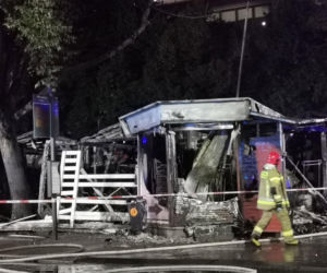 Spłonęło kilkanaście boksów. Nocny pożar targowiska w centrum Katowic