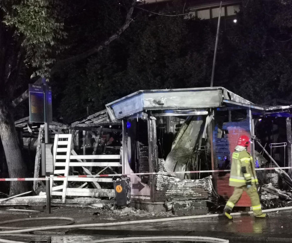 Spłonęło kilkanaście boksów. Nocny pożar targowiska w centrum Katowic