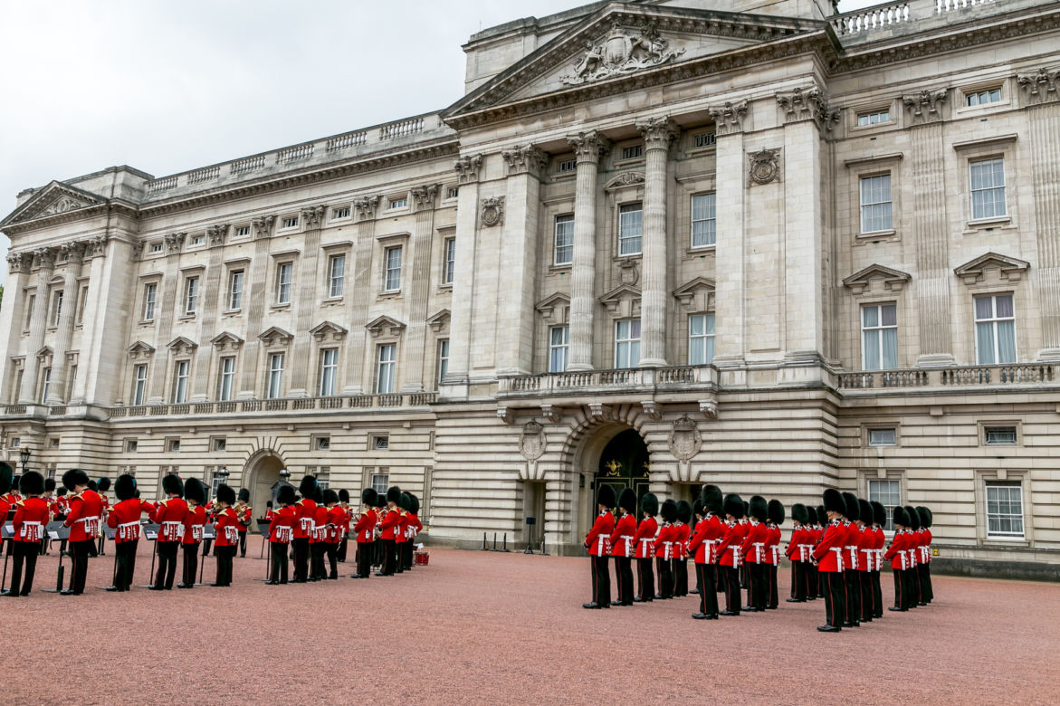 Pałac Buckingham podpalony! Płomienie w rezydencji rodziny królewskiej