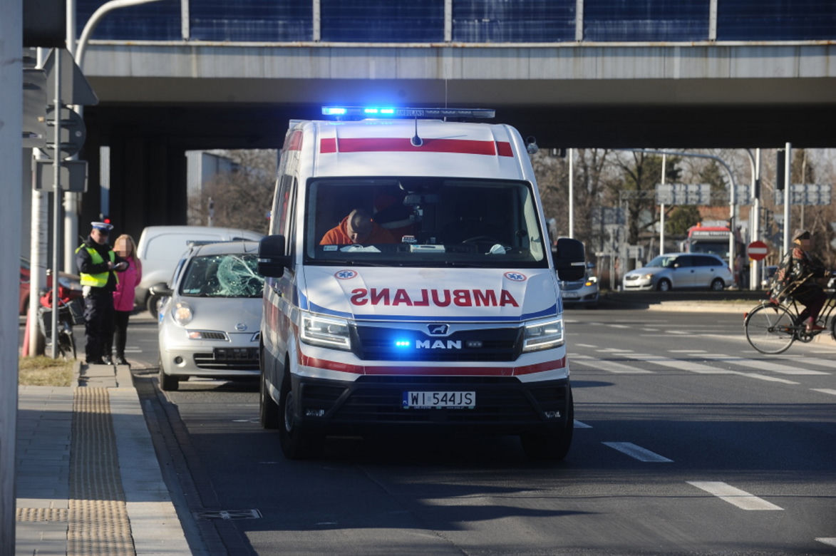 Gruchnął małym nissanem w rowerzystkę na przejeździe! Krok od tragedii