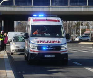 Gruchnął małym nissanem w rowerzystkę na przejeździe! Krok od tragedii