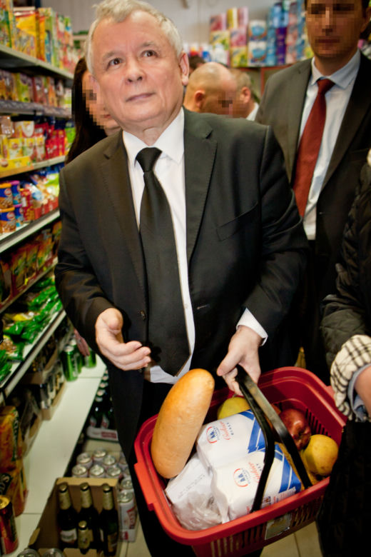 Tajemnicza torba Kaczyńskiego. Wiemy, gdzie robi zakupy