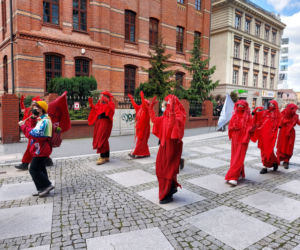 PRZERAŻAJĄCA manifestacja w centrum miasta! „Pójdziemy pod Solaris, żeby wymrzeć”! [ZDJĘCIA]
