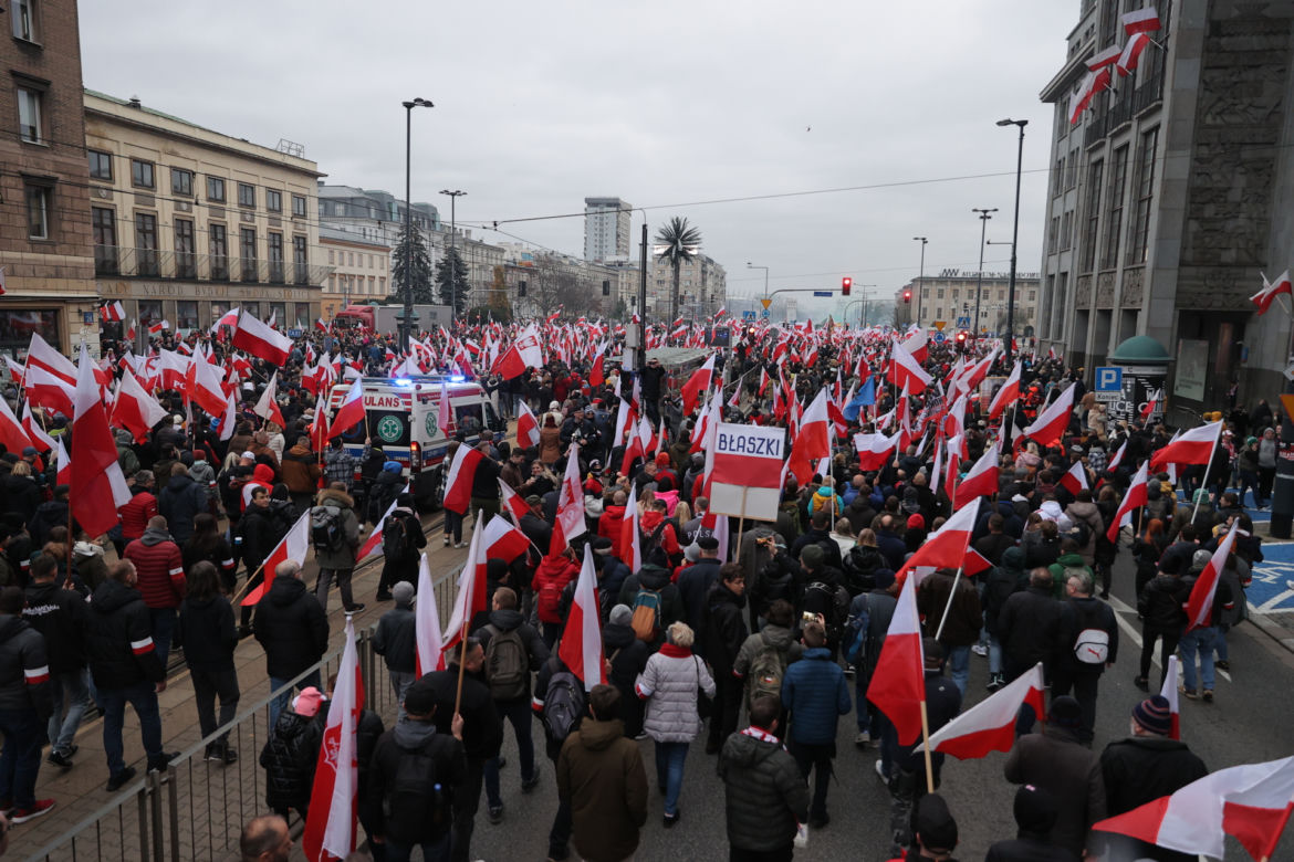 Morze flag na Marszu Niepodległości w Warszawie