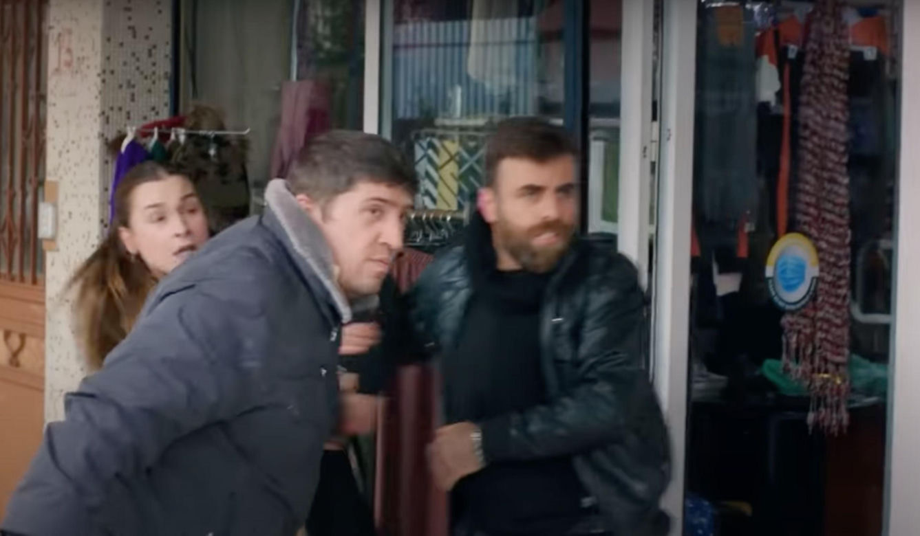 Ege oświadczy się Melis i pomoże Bulentowi, który wda się w bójkę.