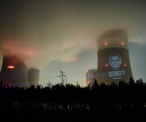 Greenpeace wyświetla portret premiera Morawieckiego na chłodni kominowej Elektrowni Bełchatów
