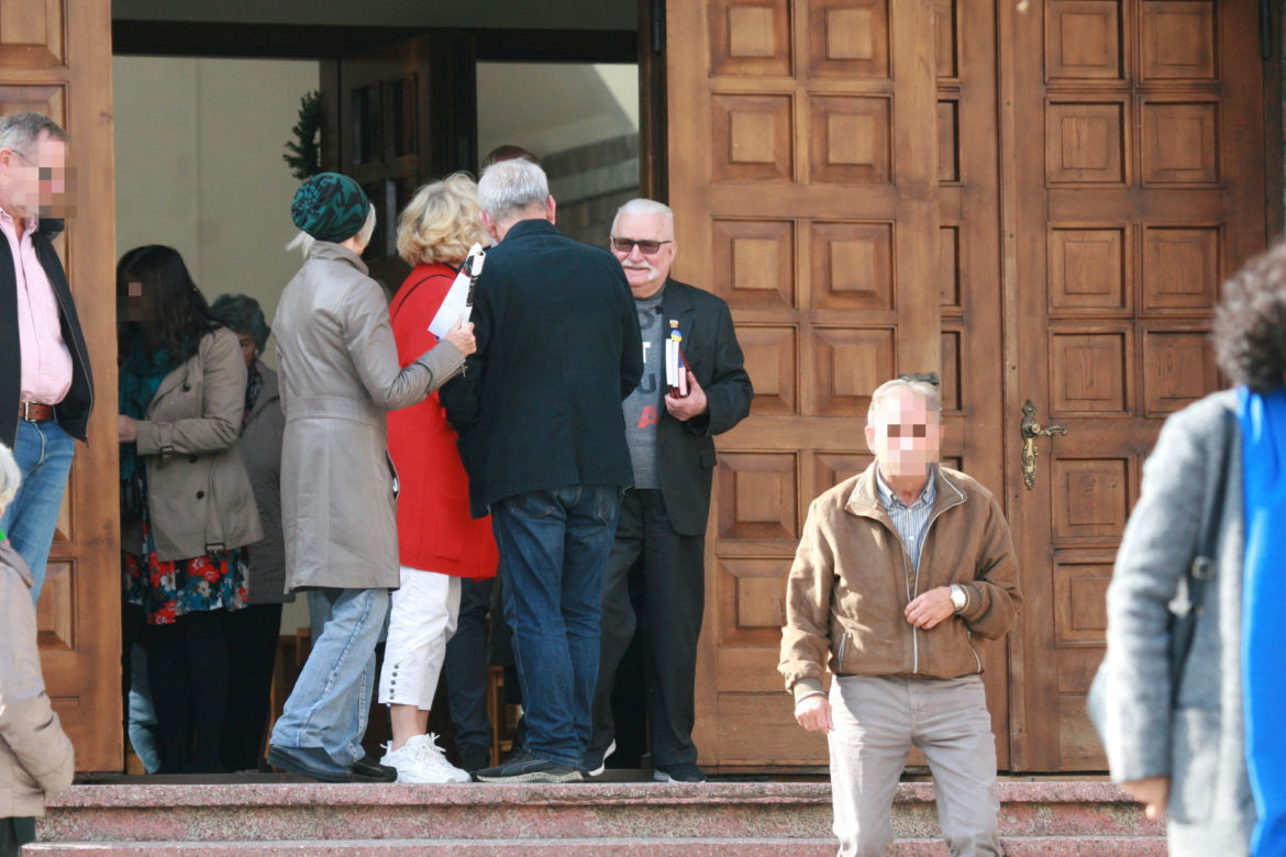 Pobożny Lech Wałęsa w kościele. Naprawdę zadał szyku, młodzieżowa fryzura