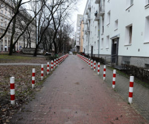 Słupki i znaki zakazu zalały osiedle. Drogowy absurd w Śródmieściu