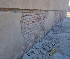 Dlaczego mur lapidarium w Lesznie jest odsłonięty?