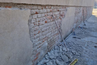 Skuwają tynk z muru lapidarium. Trwają prace konserwatorskie